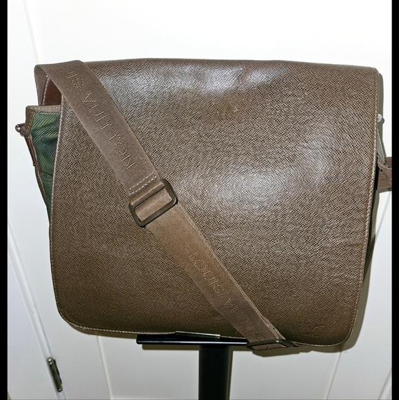 Louis Vuitton Tyga Viktor Men's Bag. - Picture 1 of 13